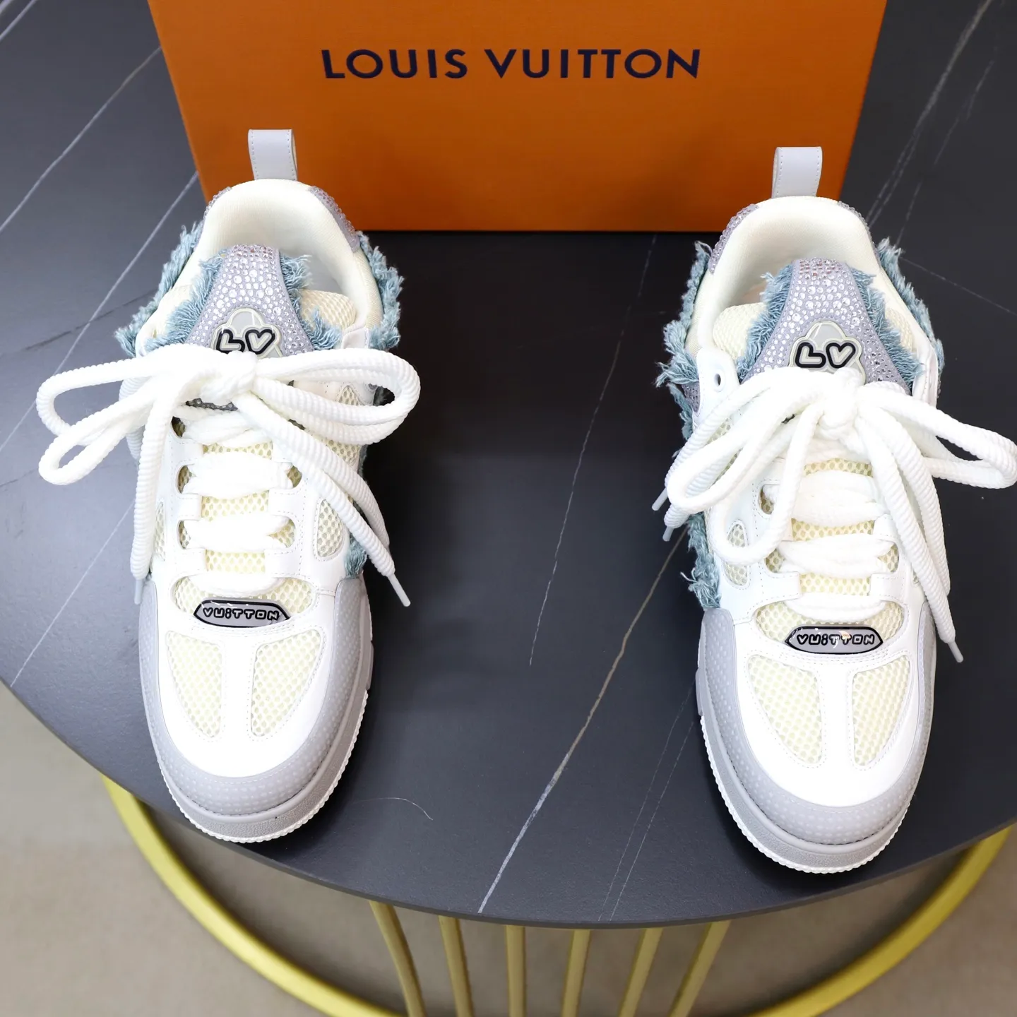 Ex-factory price: 860💰LV Couple👫Louis Vuitton TRAINER sneakers classic Louis Vuitton men's artistic director Virgil Abloh picked inspiration to create this LV Trainer sneaker. Yingze crystal inlays present a colorful effect. VS can be matched with two gorgeous effect colors. The LV letter logo badge on the tongue is gorgeous and noble. The LV letter is decorated on the side. The outsole is decorated with a Monogram flower pattern. It shows the trend of elegance and nobility! Men's and women's models: 35-46
